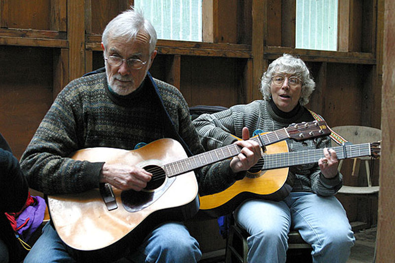 _-man&woman-playing-guitar